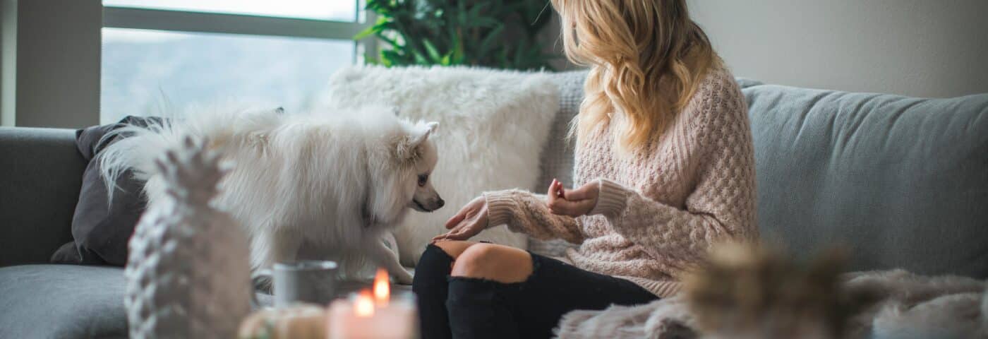 Jeune femme et son chien dans le salon