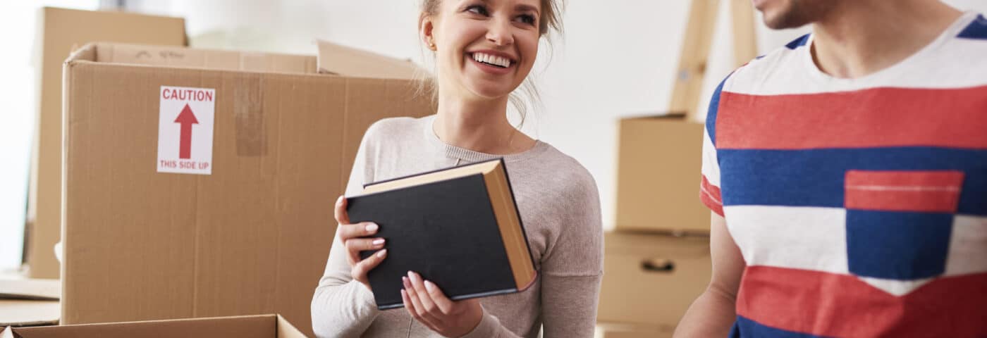 Couple qui se prépare à déménager