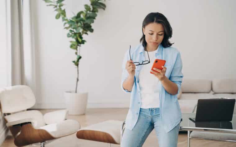 femme au téléphone frau