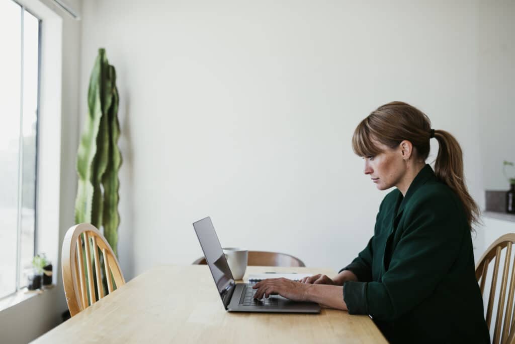 Femme se renseignant sur la fraude