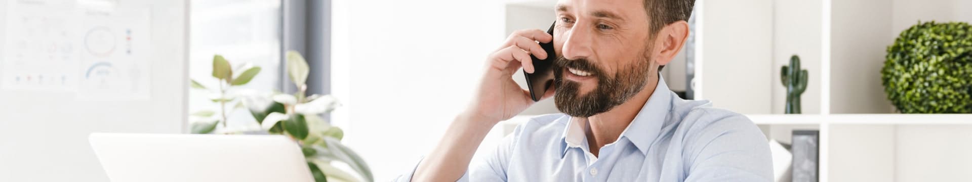 Homme qui parle au téléphone